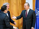 Turecký ministr zahranií Mevlüt Çavuoglu se svým panlským a lucemburským...