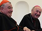 Kardinál Dominik Duka (vlevo) a arcibiskup Jan Graubner, který Duku nahradí v...