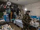 Ukrajinský vojenský zdravotník v polní nemocnici poblí msta Popasna v...