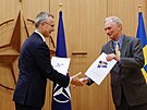 Generální tajemník NATO Jens Stoltenberg a védský velvyslanec pi NATO Axel...