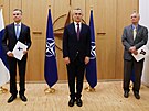Finský velvyslanec pi NATO Klaus Korhonen, generální tajemník NATO Jens...
