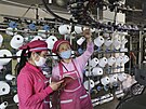 Zamstnanci továrny v Pchjongjangu pracují v roukách. (18. kvtna 2022)