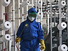 Pracovník dezinfikuje továrnu v Pchjongjangu. (18. kvtna 2022)