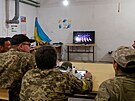 Eurovizi sledovali také nkteí ukrajintí vojáci (14. kvtna 2022).
