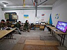 Eurovizi sledovali také nkteí ukrajintí vojáci (14. kvtna 2022).