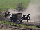 Taené 155mm houfnice M777 ukrajinské armády, automobily na fotografii jsou...