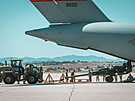 Nakládání houfnice M777 do transportního letounu C-17 Globemaster III. Houfnice...