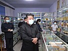 Kim ong-un na návtv lékárny v Pchjongjangu (15. kvtna 2022)