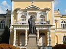 Novorenesann budova Csaskch lzn se sochou csae Frantika Josefa I.