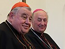 Kardinál Dominik Duka (vlevo) a arcibiskup Jan Graubner, který Duku vystídá v...