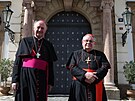 Kardinál Dominik Duka (vpravo) a arcibiskup Jan Graubner, který Duku vystídá v...
