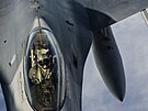 Generl Gary North na archivnm snmku v kokpitu letounu F-16 bhem cvien v...