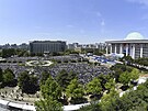 Inauguranímu ceremoniálu pihlíelo na trávníku ped jihokorejským parlamentem...