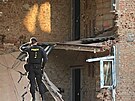 V Údolní ulici v pra�ském Braníku se z�ítila �ást domu. Na místo vyjely...