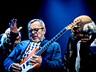 Kytarista Michal Pavl��ek v oble�en� dvou Ropot�m�
