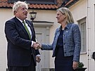 Britský premiér Boris Johnson po boku védské premiérky Magdaleny Anderssonové....