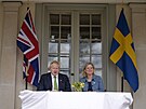 Britský premiér Boris Johnson po boku védské premiérky Magdaleny Anderssonové....