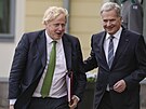 Britský premiér Boris Johnson po boku finského prezidenta Sauliho Niinistö....