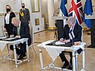 Britský premiér Boris Johnson a finský prezident Sauli Niinistö podepisují...