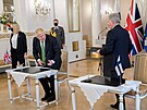 Britský premiér Boris Johnson a finský prezident Sauli Niinistö podepisují...