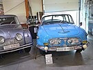 Vpravo Tatra 603, zvan ilhavka, vlevo Tatra 77, prvn sriov vyrbn auto s...
