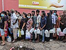 Lidé na Srí Lance kvli nedostatku pohonných hmot ekají dlouhé fronty ped...