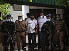 Srílanská policie odvádí dva poslance Sanatha Nishanthu (vpravo) a Milana...