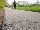 Rozpraskan asfalt mezi Brodem nad Labem a Hemanicemi