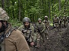 Ukrajintí vojáci kráí lesem na znovu dobytém území severn od Charkova. (15....
