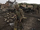 Ukrajintí vojáci ve vesnici severn od Charkova. (15. kvtna 2022)