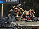 Ukrajintí vojáci na tanku projídí Charkovem (16. kvtna 2022)
