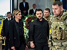 Ukrajinský prezident Volodymyr Zelenskyj s manelkou Olenou na pohbu prvního...