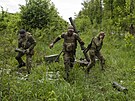 Ukrajintí vojáci stílejí z minomet v oblasti východního Charkova. (17....