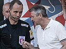 Sparanský trenér Michal Horák bhem derby diskutuje se tvrtým sudím Markem...