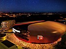V pozad� ar�ny jsou no�n� Pardubice.