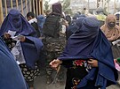 Afghánské eny ekající na pídl jídla v Kábulu (18. kvtna 2022)