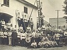 lenové meziíského hasiského sboru s technikou v roce 1930