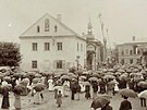 Cviení krásenských hasi u krásenské radnice roku 1892