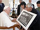 Fotograf Nick Ut a Kim Phuc ukazují slavnou fotografii v ím papei...