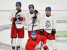 etí hokejisté v Tampere na tréninku ped mistrovstvím svta. Zleva stojí...