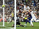 Karim Benzema (vpravo) z Realu Madrid stílí gól v zápase s Levante.