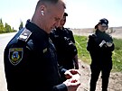 Velitel policie Kyjevské oblasti si prohlíí eské doklady objevené u tla v...