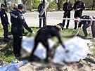 Policisté objevili u Kyjeva v masovém hrob doklady eského obana. (17.5.2022)
