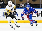 Kris Letang (58) z Pittsburgh Penguins se snaí ujet, stíhá ho Filip Chytil...