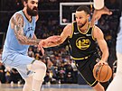 Stephen Curry (30) z Golden State Warriors útoí v zápase s Memphis Grizzlies,...