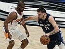 Luka Doni (77) z Dallas Mavericks se tlaí v zápase s Phoenix Suns kolem...