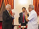 Prezident Gotabaya Rajapaksa (vpravo) zdraví Ranila Vikremesingheho pi jeho...