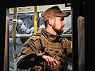 Voják proruských jednotek stojí v autobusu, který peváí zranné písluníky...