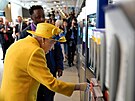 Britská královna neekan navtívila novou linku londýnské eleznice