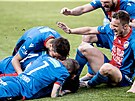 Plzetí fotbalisté se radují z gólu Jeana-Davida Beauguela v utkání s Hradcem...